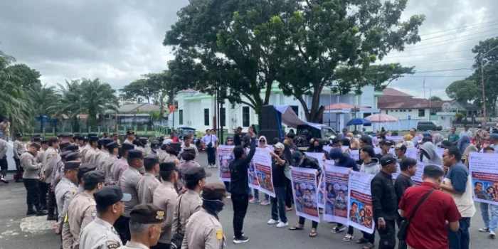 Sejumlah massa LSM Gerbak Bengkulu melakukan aksi demo di kantor Gubernur Bengkulu minta kasus dugaan salah seorang pejabat Pemprov Bengkulu melakukan perselingkuhan diusut dan dicopot dari jabatan oleh Gubernur Bengkulu, Helmi Hasan.(Foto/Ist)