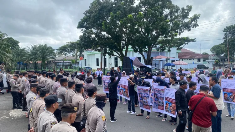 Sejumlah massa LSM Gerbak Bengkulu melakukan aksi demo di kantor Gubernur Bengkulu minta kasus dugaan salah seorang pejabat Pemprov Bengkulu melakukan perselingkuhan diusut dan dicopot dari jabatan oleh Gubernur Bengkulu, Helmi Hasan.(Foto/Ist)