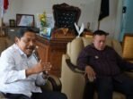 Wagub Bengkulu, Mian didampingi Bupati Mukomuko, Choirul Husa menyampaikan arahan saat pimpin rapat di ruang kerja bupati, Jumat 29 Mei 2026. Rapat membahas penyelesai dua proyek strategia di daerah ini.(Foto/MC Bengkulu)