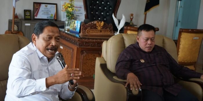 Wagub Bengkulu, Mian didampingi Bupati Mukomuko, Choirul Husa menyampaikan arahan saat pimpin rapat di ruang kerja bupati, Jumat 29 Mei 2026. Rapat membahas penyelesai dua proyek strategia di daerah ini.(Foto/MC Bengkulu)