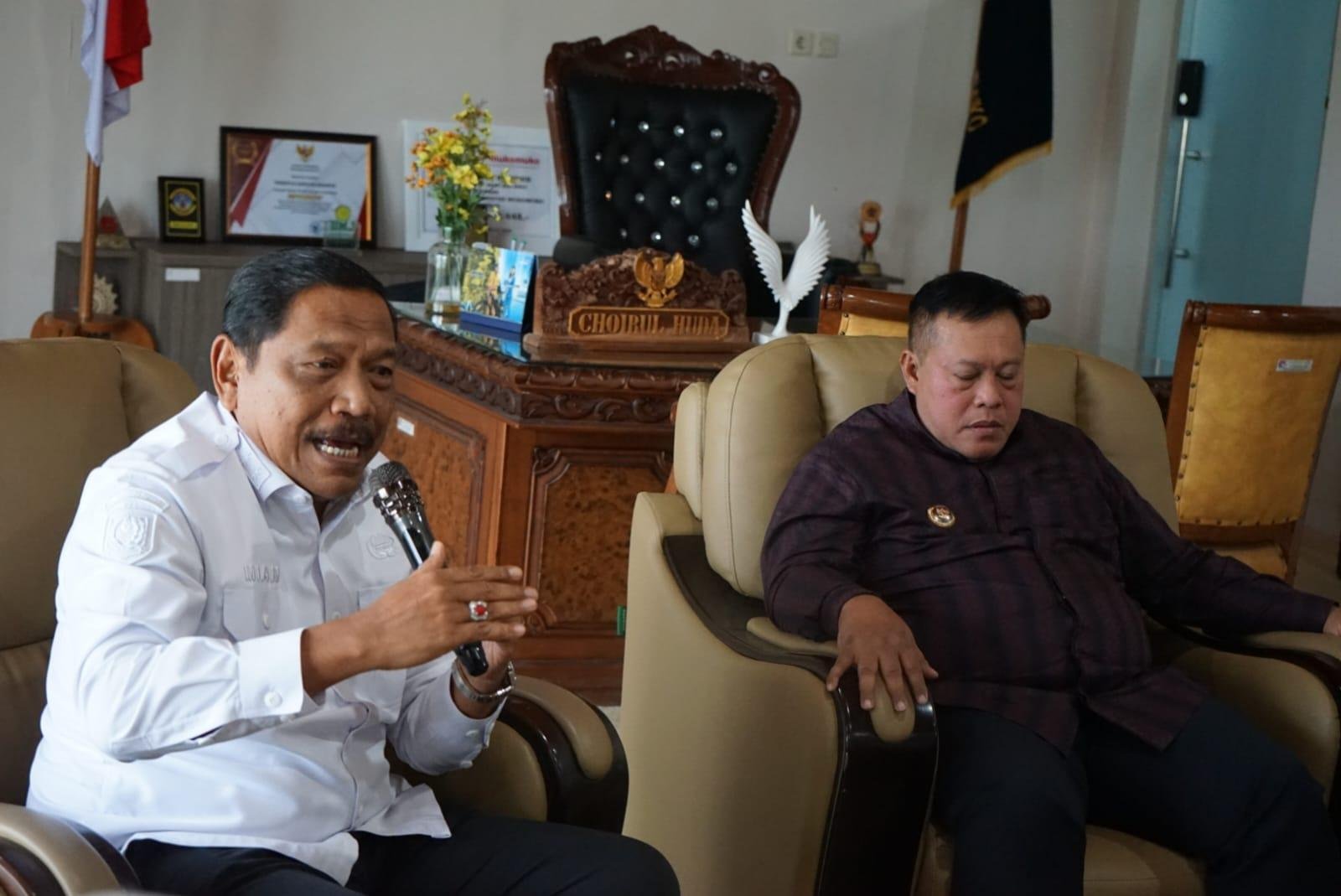 Wagub Bengkulu, Mian didampingi Bupati Mukomuko, Choirul Husa menyampaikan arahan saat pimpin rapat di ruang kerja bupati, Jumat 29 Mei 2026. Rapat membahas penyelesai dua proyek strategia di daerah ini.(Foto/MC Bengkulu)