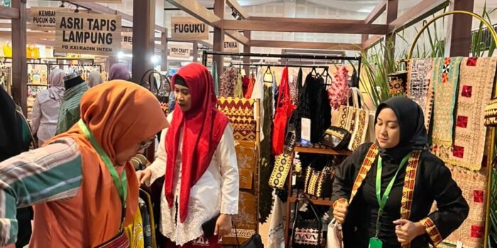 Batik Chacha Mentari Tebar Pesona hasil binaan Kodim 0409 Rejang Lebong berhasil memukau pengunjung pada ajang "Persit Bisa 2" di Jakarta, Kamis pekan lalu.(Foto/Ist)