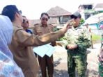 IMG-20260519-WA0051 Komandan Kodim (Kodim) 0409 Rejang Lebong, Letkol Inf Agung Lewis Oktorada didampingi Plt Bupati Rejang Lebong, Hendri menyaksikan langsung jalan amblas di Talang Rimbo,Curup.(Foto/Ist