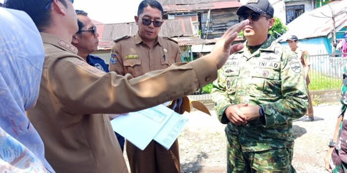 Komandan Kodim (Kodim) 0409 Rejang Lebong, Letkol Inf Agung Lewis Oktorada didampingi Plt Bupati Rejang Lebong, Hendri menyaksikan langsung jalan amblas di Talang Rimbo,Curup.(Foto/Ist