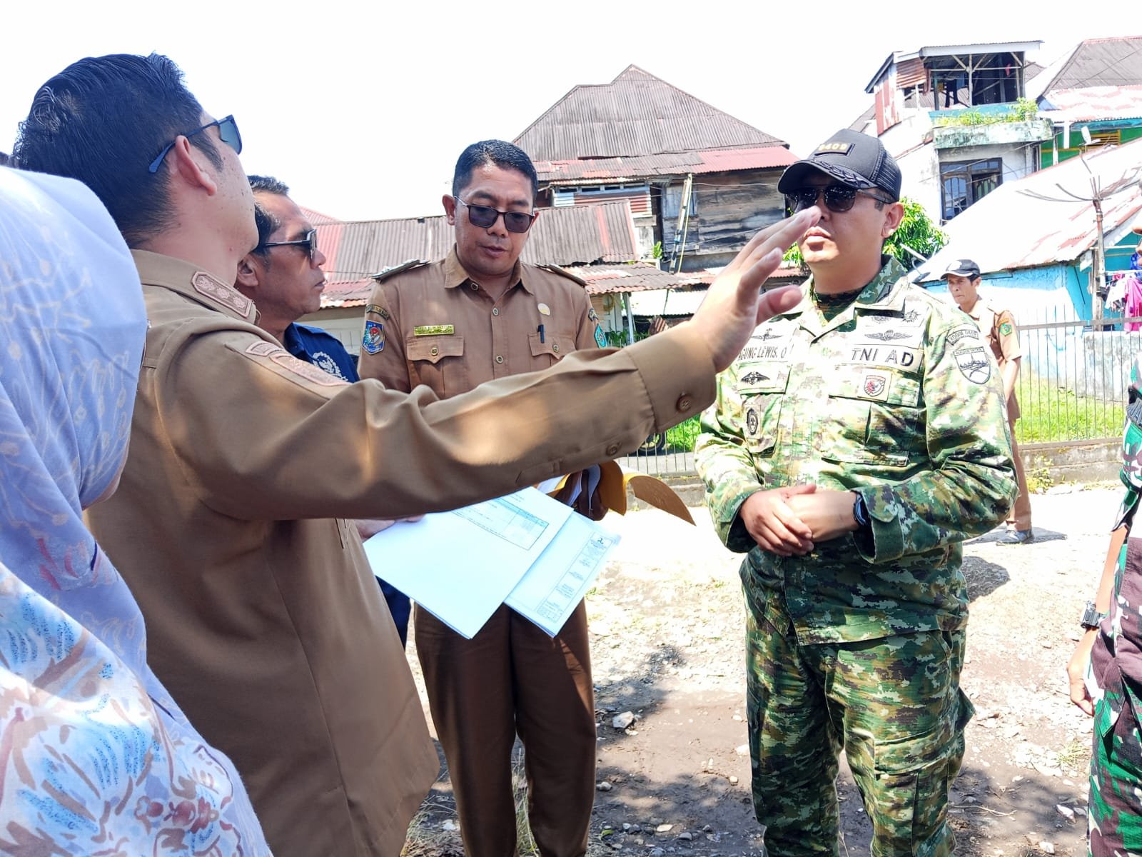 IMG-20260519-WA0051 Komandan Kodim (Kodim) 0409 Rejang Lebong, Letkol Inf Agung Lewis Oktorada didampingi Plt Bupati Rejang Lebong, Hendri menyaksikan langsung jalan amblas di Talang Rimbo,Curup.(Foto/Ist