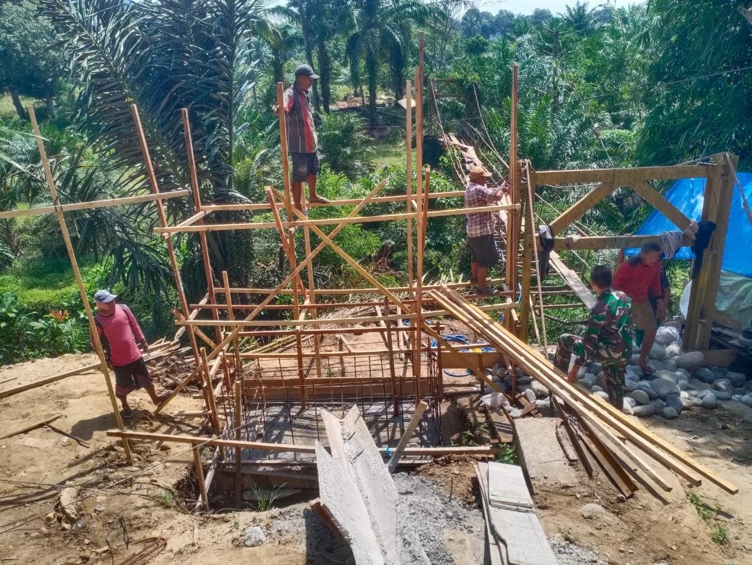 Pembangunan Jembatan Gantung Garuda yang menghubungkan Kabupaten Bengkulu Selatan dengan Kabupaten Kaur segera rampung.(Foto/Ist)