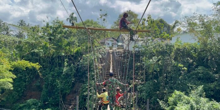 Pembangunan jembatan gantung Garuda di Kelurahan Dwi Tunggal, Curup, Rejang Lebong realisasi fisiknya sampai saat ini sudah mencapai 95 persen, sehingga dalam waktu dekat ini keberadaan jembantan ini disarakan masyarakat warga setempat.(Foto/Ist)