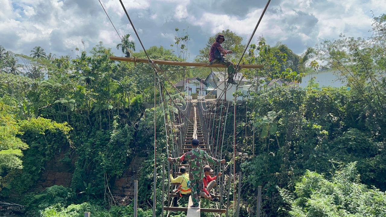 Pembangunan jembatan gantung Garuda di Kelurahan Dwi Tunggal, Curup, Rejang Lebong realisasi fisiknya sampai saat ini sudah mencapai 95 persen, sehingga dalam waktu dekat ini keberadaan jembantan ini disarakan masyarakat warga setempat.(Foto/Ist)
