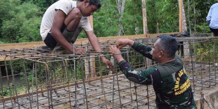 Pembangunan jembatan gantung Garuda di Desa Lubuk Bingin Baru, Kecamatan Sindang Beliti Ilir (SBI), Kabupaten Rejang Lebong kemajuan fisik dilapangan telah mencapai 61 persen.(Foto/Ist)