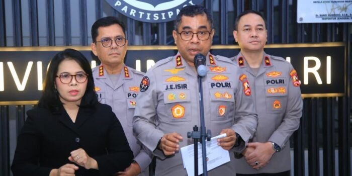 Kadiv Humas Polri, Irjen Pol Johnny Eddizon Isir memberikan keterangan pers terkait kunjungan Presiden Prabowo ke Nganjuk untuk meresmikan museun Ibu Marsina dan panen raya jagung nasional, Sabtu 16 Mei 2026.(Foto/Ist)