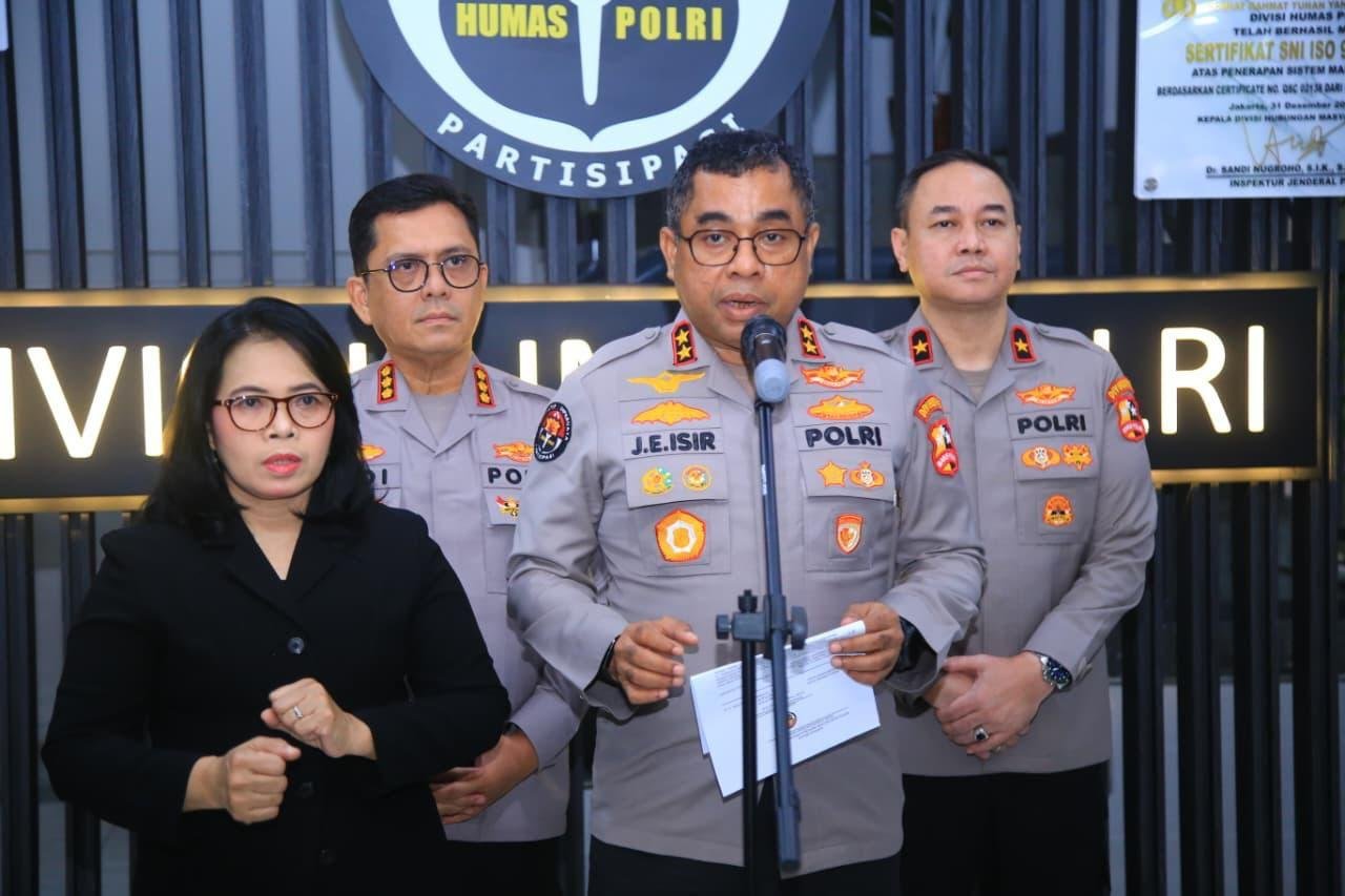 Kadiv Humas Polri, Irjen Pol Johnny Eddizon Isir memberikan keterangan pers terkait kunjungan Presiden Prabowo ke Nganjuk untuk meresmikan museun Ibu Marsina dan panen raya jagung nasional, Sabtu 16 Mei 2026.(Foto/Ist)