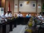 Asisten III Pemprov Bengkulu, Nandar Munadi bersama pejabat Kemendagri menggelar rapat koordinasi di Pemprov Bengkulu terkait peningkatan kualitas tata kelola pemerintahan.(Foto/Ist)