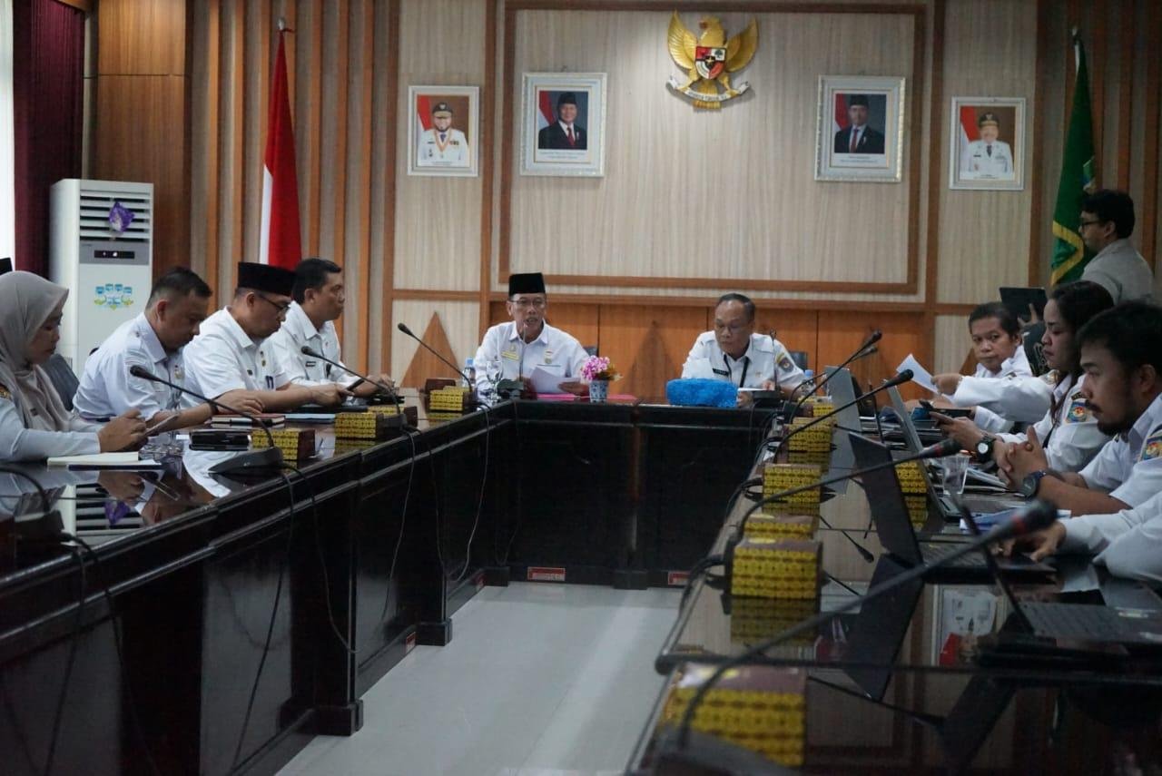 Asisten III Pemprov Bengkulu, Nandar Munadi bersama pejabat Kemendagri menggelar rapat koordinasi di Pemprov Bengkulu terkait peningkatan kualitas tata kelola pemerintahan.(Foto/Ist)