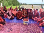 Ketua DPRD Kabupaten Bengkulu Tengah, Fepi Suheri mendatangi lokasi remaja tenggelam dan sekaligus menggelar doa bersama masyarakat.(Foto/Ist)