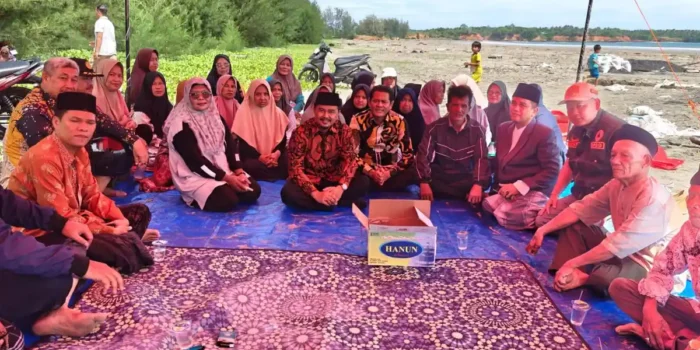 Ketua DPRD Kabupaten Bengkulu Tengah, Fepi Suheri mendatangi lokasi remaja tenggelam dan sekaligus menggelar doa bersama masyarakat.(Foto/Ist)