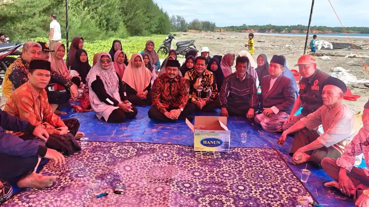 Ketua DPRD Kabupaten Bengkulu Tengah, Fepi Suheri mendatangi lokasi remaja tenggelam dan sekaligus menggelar doa bersama masyarakat.(Foto/Ist)