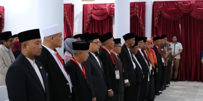 Sekda Bengkulu, Herwan Antoni melantik sejumlah Dewan MTQ Provinsi Bengkulu ke-XXXVII tahun 2026, berlangsung di rumah dinas Bupati Seluma.(Foto/Ist)