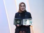 Menpan RB, Rini Widyantini menerima penghargaan Sekar Agni 2026.(Foto/Ist)