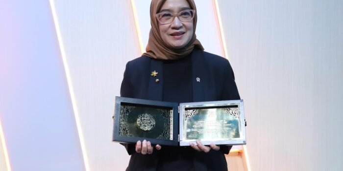 Menpan RB, Rini Widyantini menerima penghargaan Sekar Agni 2026.(Foto/Ist)