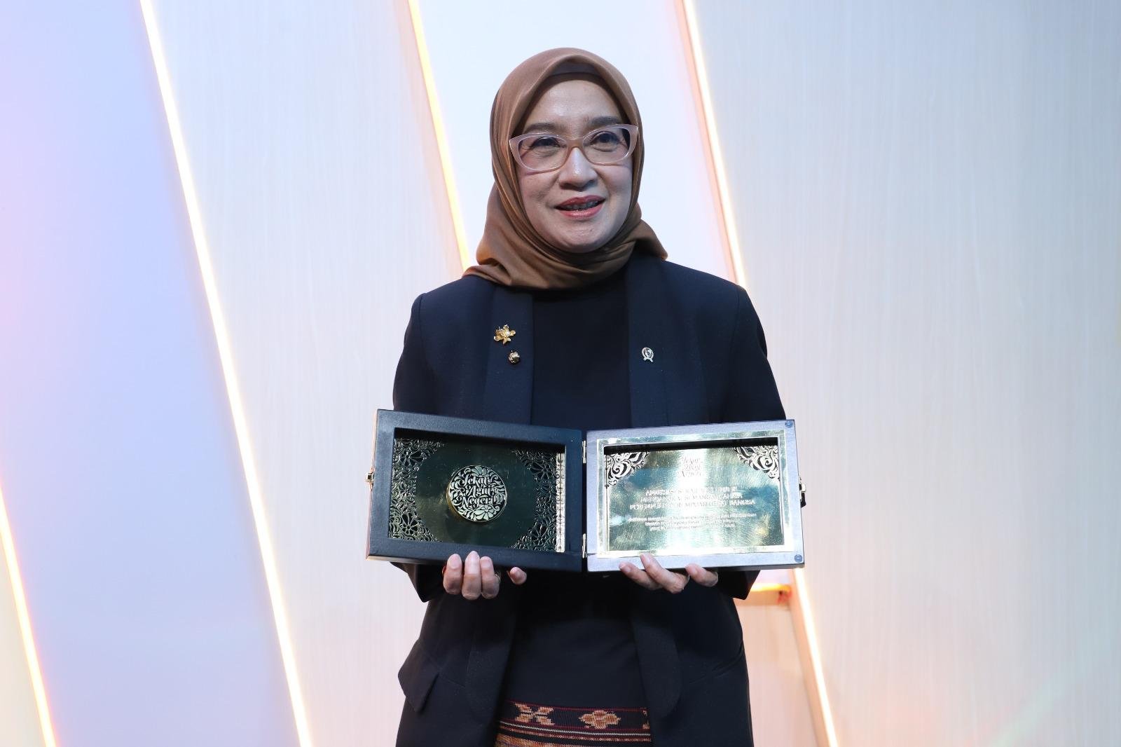 Menpan RB, Rini Widyantini menerima penghargaan Sekar Agni 2026.(Foto/Ist)
