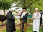 Wagub Bengkulu, Mian didampingi Sekda Herwan Antoni dan Asisten III Pemprov Bengkulu, Nandar Munadi menyerahkan bantuan dua ekor sapi kurban kepada pengurus Masjid Baitul Izzah, Bengkulu.(Foto/MC Bengkulu)