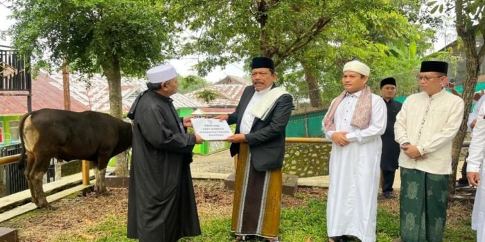Wagub Bengkulu, Mian didampingi Sekda Herwan Antoni dan Asisten III Pemprov Bengkulu, Nandar Munadi menyerahkan bantuan dua ekor sapi kurban kepada pengurus Masjid Baitul Izzah, Bengkulu.(Foto/MC Bengkulu)