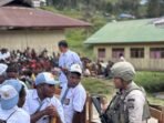 Anggota Satgas Damai Cartenz di Papau memberikan semangat belajar pada pelajar di Distrik Sinak.(Foto/Ist)