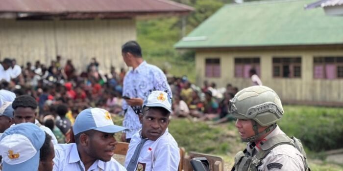 Anggota Satgas Damai Cartenz di Papau memberikan semangat belajar pada pelajar di Distrik Sinak.(Foto/Ist)