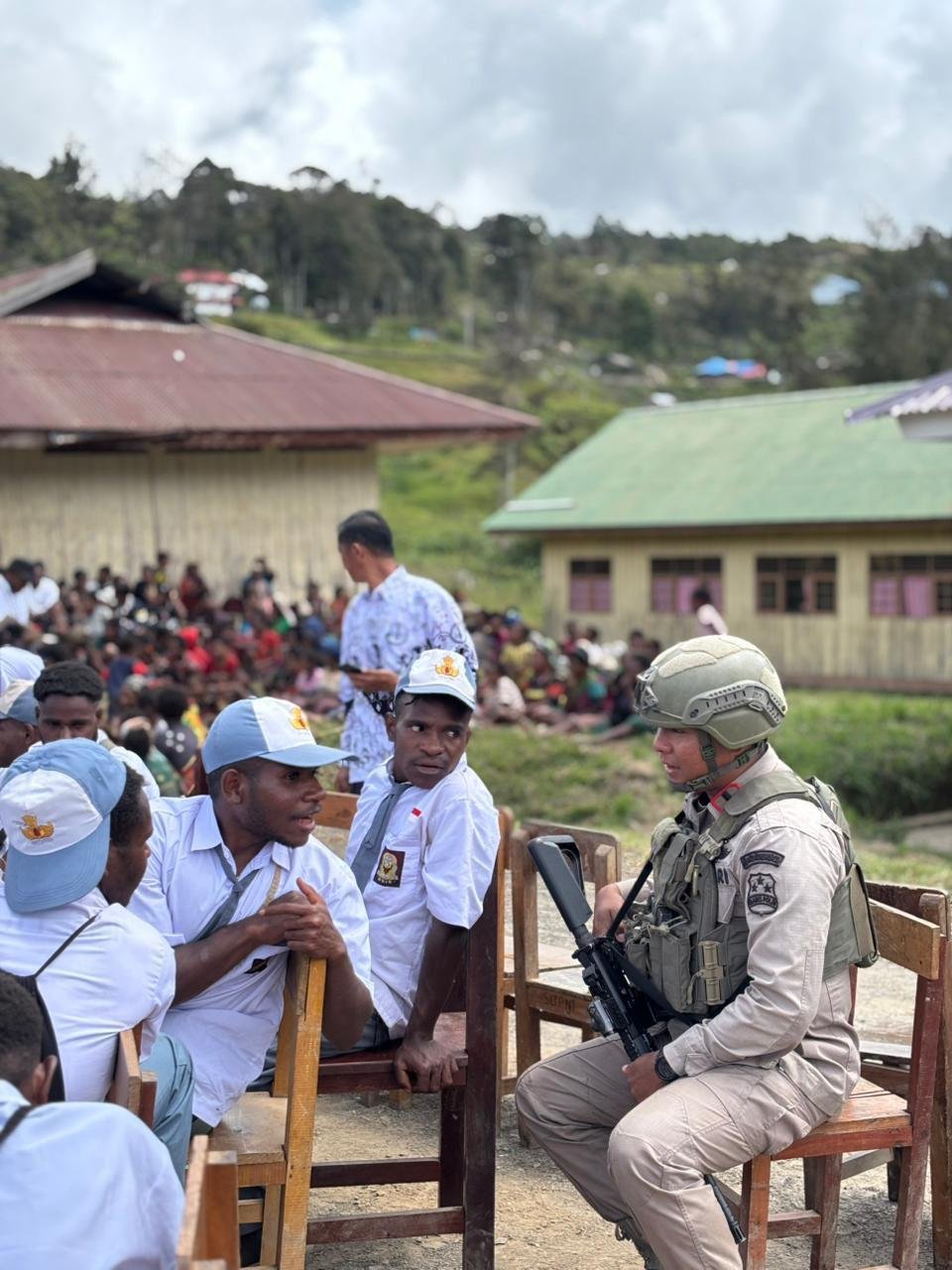 Anggota Satgas Damai Cartenz di Papau memberikan semangat belajar pada pelajar di Distrik Sinak.(Foto/Ist)