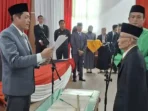 Ketua DPRD Bengkulu Tengah, Fepi Suheri (kiri) membacakan naskah pelantikan Ahmad Syarkawi sebagai anggota DPRD Bengkulu Tengah pergantian antar waktu (PAW) menggantikan Alm Nuril Aksa dalam rapat paripurna istimewa DPRD sertempat.(Foto/Ist)