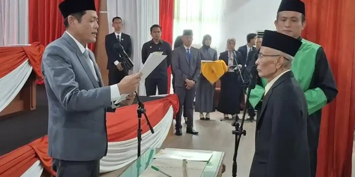 Ketua DPRD Bengkulu Tengah, Fepi Suheri (kiri) membacakan naskah pelantikan Ahmad Syarkawi sebagai anggota DPRD Bengkulu Tengah pergantian antar waktu (PAW) menggantikan Alm Nuril Aksa dalam rapat paripurna istimewa DPRD sertempat.(Foto/Ist)