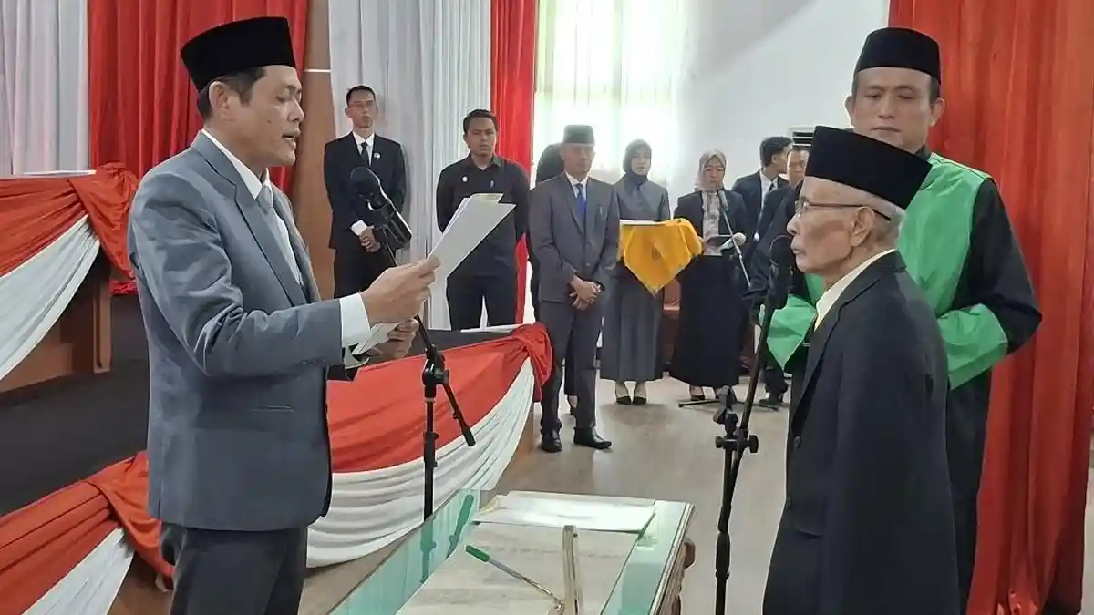 Ketua DPRD Bengkulu Tengah, Fepi Suheri (kiri) membacakan naskah pelantikan Ahmad Syarkawi sebagai anggota DPRD Bengkulu Tengah pergantian antar waktu (PAW) menggantikan Alm Nuril Aksa dalam rapat paripurna istimewa DPRD sertempat.(Foto/Ist)