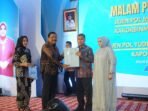 Wakil Gubernur Bengkulu, Mian dan istri menyerahkan cindra mata kepada mantan Kapolda Bengkulu, Irjen Mardiyono pada acara pisa sambut di Balai Raya Semarak Bengkulu. Irjen Pol Mardiyono dimutasi ke Mabes Polri.(Foto/Ist)