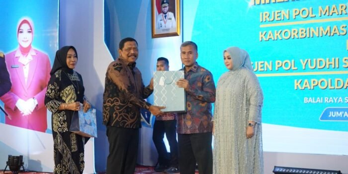 Wakil Gubernur Bengkulu, Mian dan istri menyerahkan cindra mata kepada mantan Kapolda Bengkulu, Irjen Mardiyono pada acara pisa sambut di Balai Raya Semarak Bengkulu. Irjen Pol Mardiyono dimutasi ke Mabes Polri.(Foto/Ist)