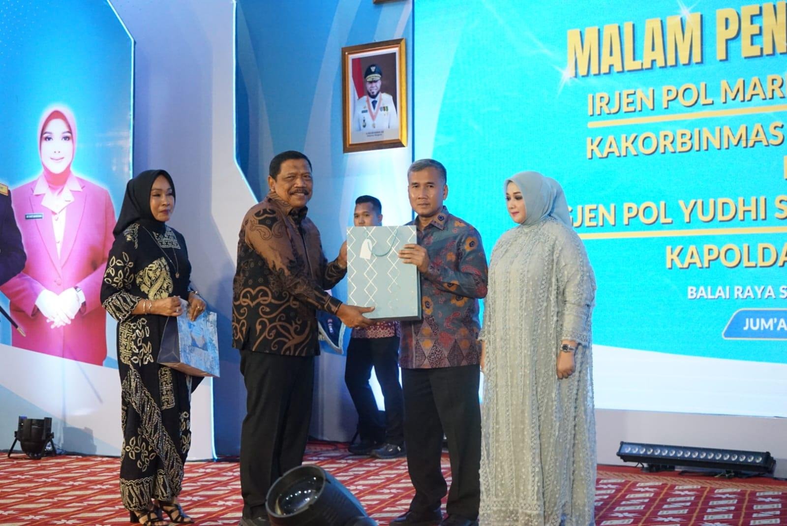 Wakil Gubernur Bengkulu, Mian dan istri menyerahkan cindra mata kepada mantan Kapolda Bengkulu, Irjen Mardiyono pada acara pisa sambut di Balai Raya Semarak Bengkulu. Irjen Pol Mardiyono dimutasi ke Mabes Polri.(Foto/Ist)