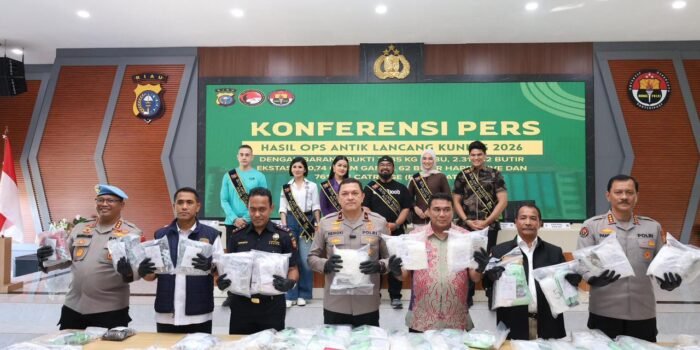 Kapolda Riau, Brigjen Pol Hengky Haryadi menggelar konferensi pers terkait hasil Operasi Antik LK 2026 di Mapolda setempat.(Foto/Ist)