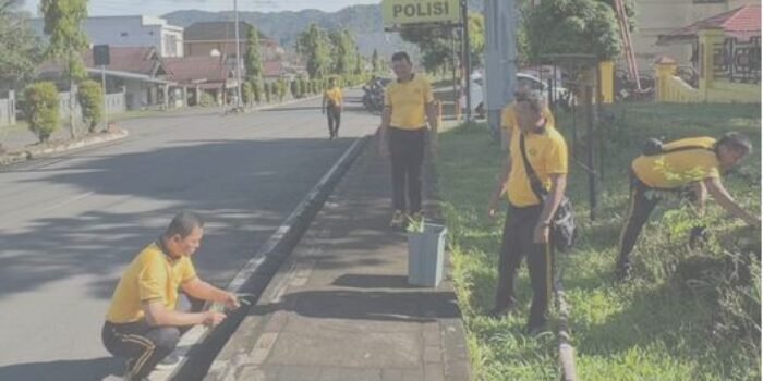 Sejumlah anggota Polres Lebong, Bengkulu melaksanakan kegiatan gerakan Indonesia Asri di sekitar Mako Polres setempat, Jumat 22 Mei 2026.(Foto/Ist)