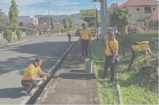 Sejumlah anggota Polres Lebong, Bengkulu melaksanakan kegiatan gerakan Indonesia Asri di sekitar Mako Polres setempat, Jumat 22 Mei 2026.(Foto/Ist)