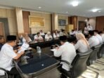 Sekda Bengkulu, Herwan Antoni memimpin rapat dengan pejabat Itjen Kemendagri membahas tindak lanjut dari hasil pemeriksaan.(Foto/Ist)