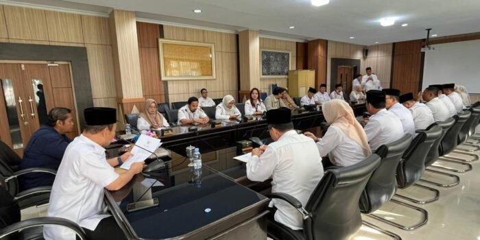 Sekda Bengkulu, Herwan Antoni memimpin rapat dengan pejabat Itjen Kemendagri membahas tindak lanjut dari hasil pemeriksaan.(Foto/Ist)