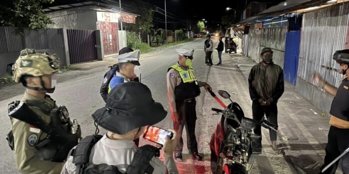 Patroli gabungan gelar razia kendaraan malam di Nabire, Provinsi Papua Tengah, Satgas OPs Damai Cartenz berhasil amankan senjata tajam.(Foto/Ist)