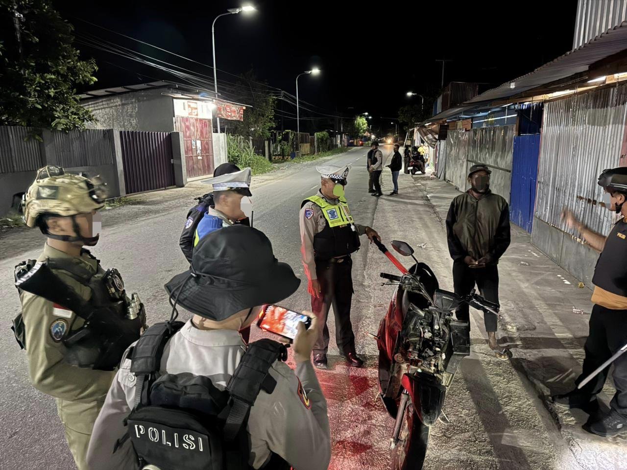 Patroli gabungan gelar razia kendaraan malam di Nabire, Provinsi Papua Tengah, Satgas OPs Damai Cartenz berhasil amankan senjata tajam.(Foto/Ist)