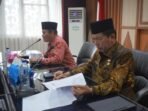Sekda Bengkulu, Herwan Antoni (kiri) didampingi Kepala Bapenda Bengkulu, Herdianto memimpin rapat peningkatan pendapatan asli daerah (PAD) lewat optimalisasi penerimaan pajak pertambangan.(Foto/Ist)