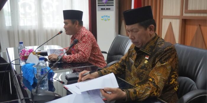 Sekda Bengkulu, Herwan Antoni (kiri) didampingi Kepala Bapenda Bengkulu, Herdianto memimpin rapat peningkatan pendapatan asli daerah (PAD) lewat optimalisasi penerimaan pajak pertambangan.(Foto/Ist)