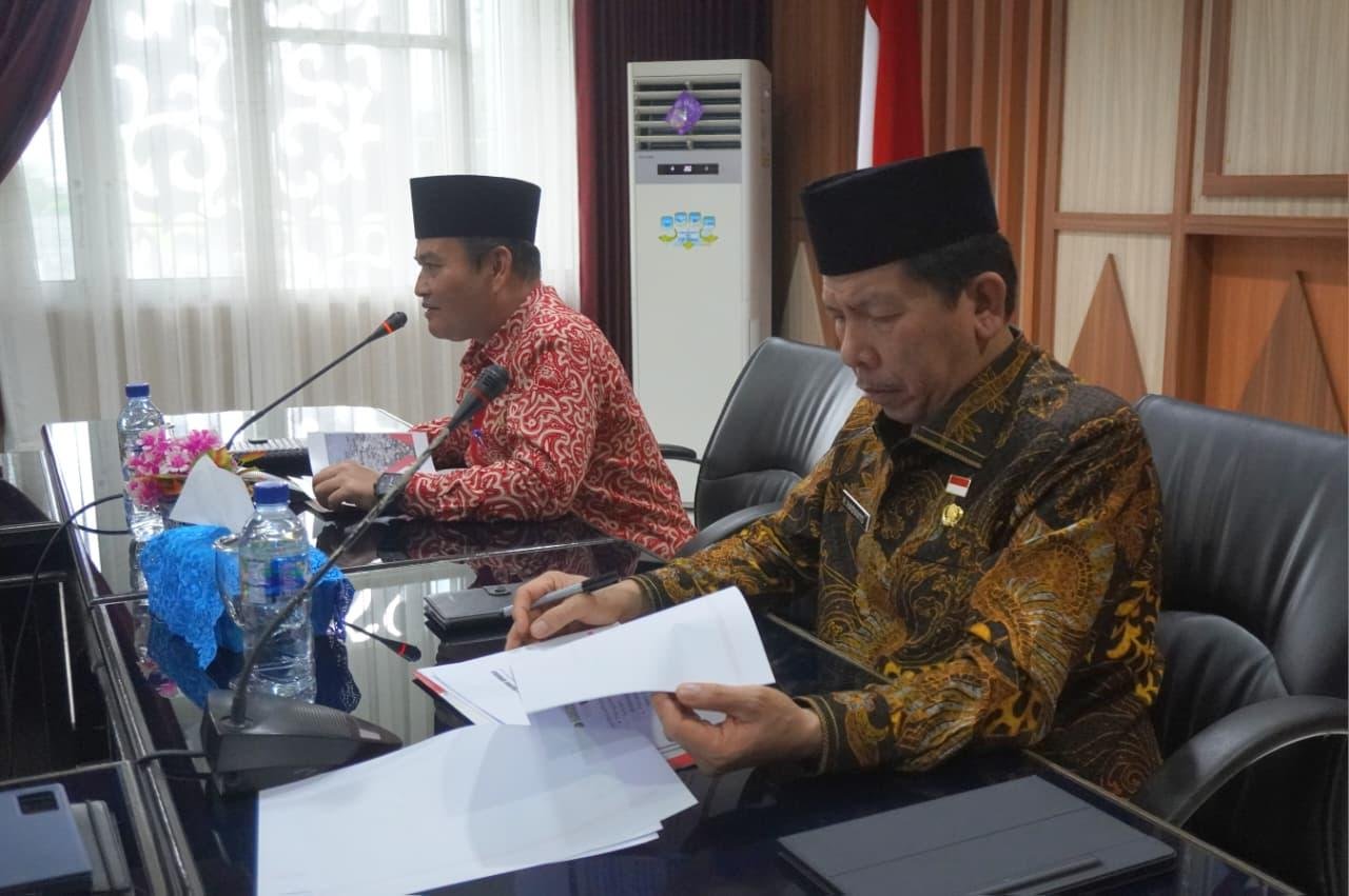 Sekda Rapat Peningkatan Pajak Pertambangan Sekda Bengkulu, Herwan Antoni (kiri) didampingi Kepala Bapenda Bengkulu, Herdianto memimpin rapat peningkatan pendapatan asli daerah (PAD) lewat optimalisasi penerimaan pajak pertambangan.(Foto/Ist)