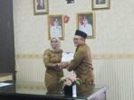 Sertijab Sekretaris DPRD Bengkulu Tengah dari Deby Septika kepada Hertoni Agus Satria, bertempat diruang kerja Sekwa, Senin siang.(Foto/Ist)