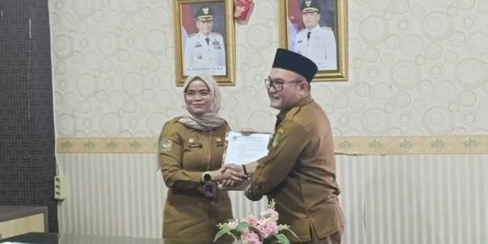 Sertijab Sekretaris DPRD Bengkulu Tengah dari Deby Septika kepada Hertoni Agus Satria, bertempat diruang kerja Sekwa, Senin siang.(Foto/Ist)