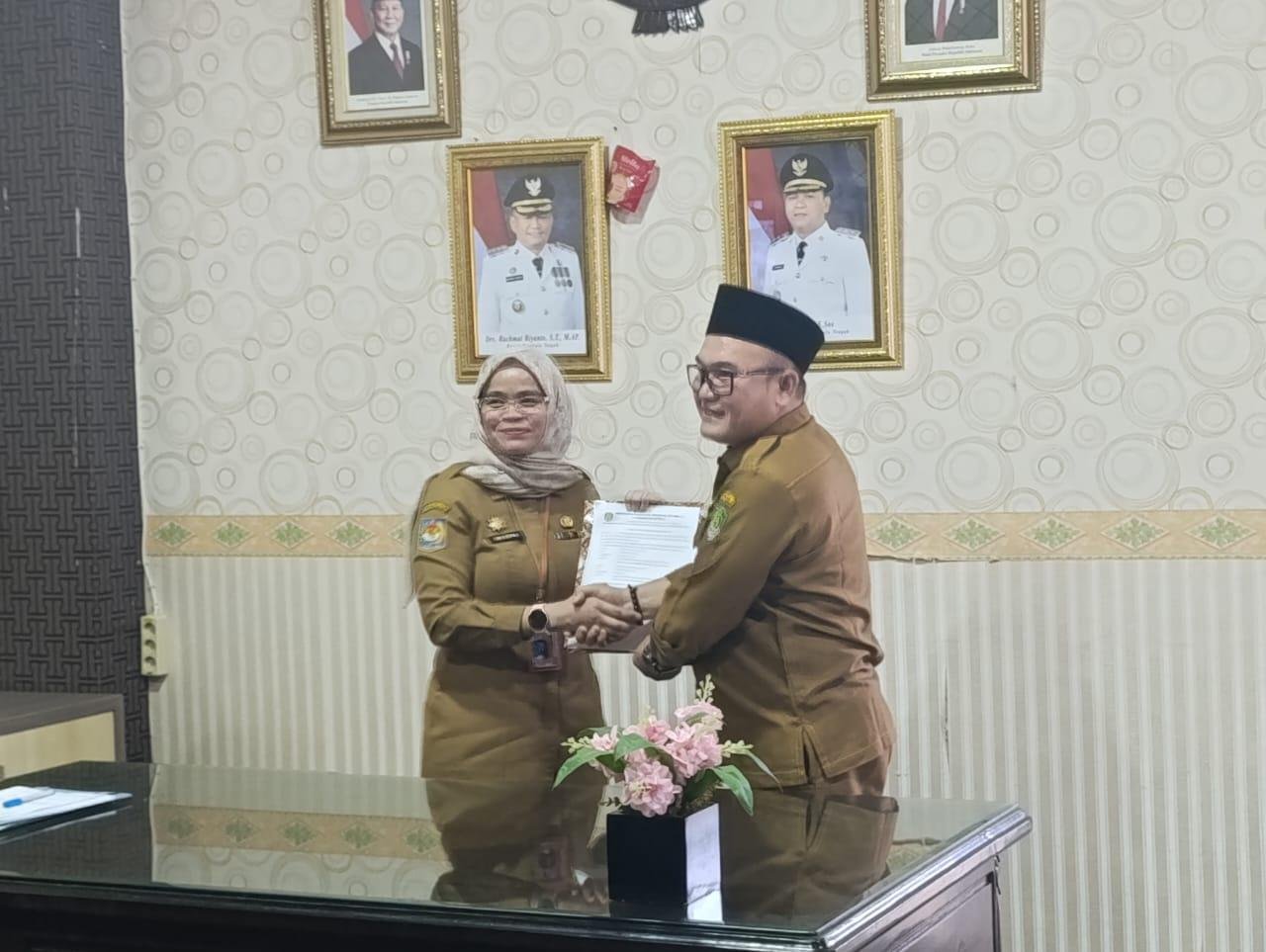 Sertijab Sekretaris DPRD Bengkulu Tengah dari Deby Septika kepada Hertoni Agus Satria, bertempat diruang kerja Sekwa, Senin siang.(Foto/Ist)