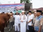 Sekda Bengkulu, Herwan Antoni menyaksikan penyerahan sapi kurban bantuan Presiden RI ke Masjid AL Anshor, Sukarami, Kota Bengkulu.(Foto/MC Bengkulu)
