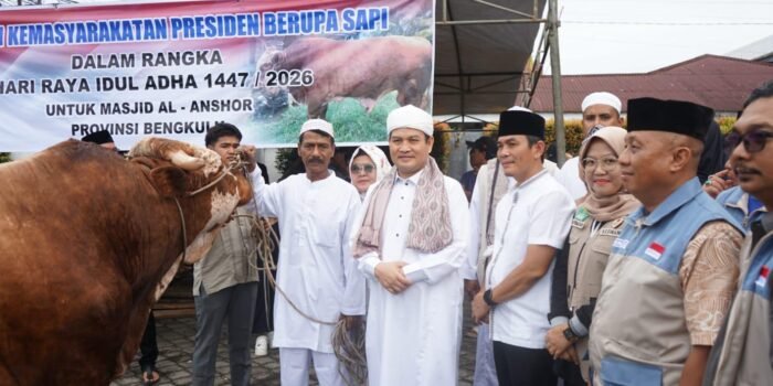 Sekda Bengkulu, Herwan Antoni menyaksikan penyerahan sapi kurban bantuan Presiden RI ke Masjid AL Anshor, Sukarami, Kota Bengkulu.(Foto/MC Bengkulu)
